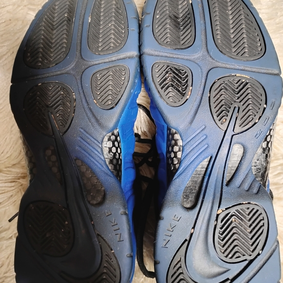 Men's Nike  Black and Blue Sneakers - Picture 3 of 10